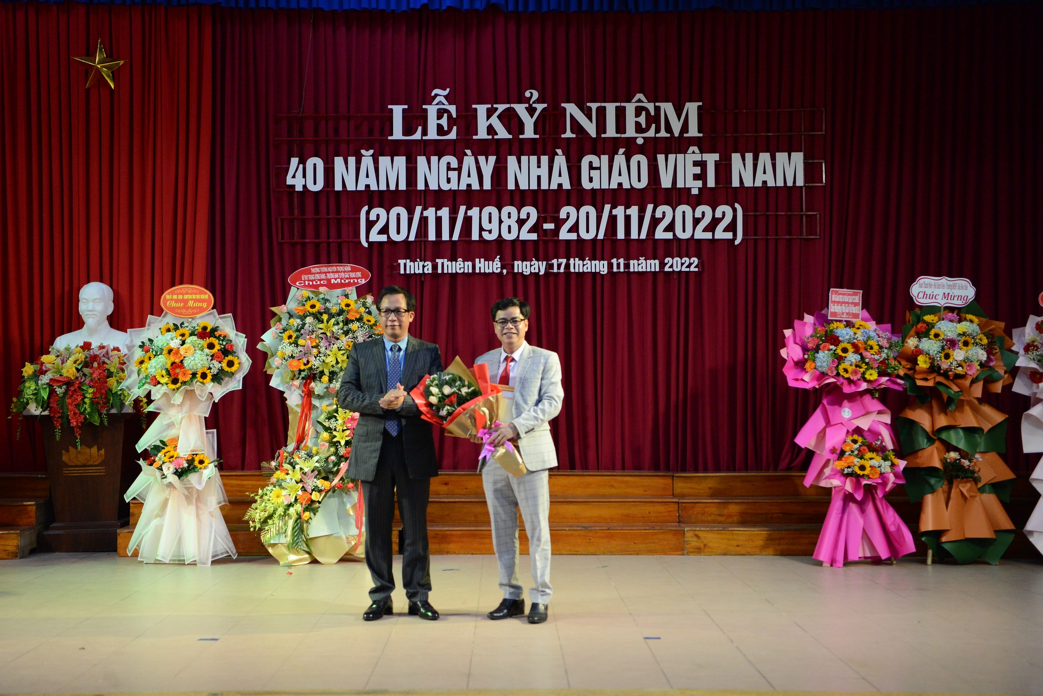 Giảng viên và tập thể Khoa Lịch sử được khen thưởng nhân dịp kỷ niệm 40 năm Ngày Nhà giáo Việt Nam (20/11/1982-20/11/2022)